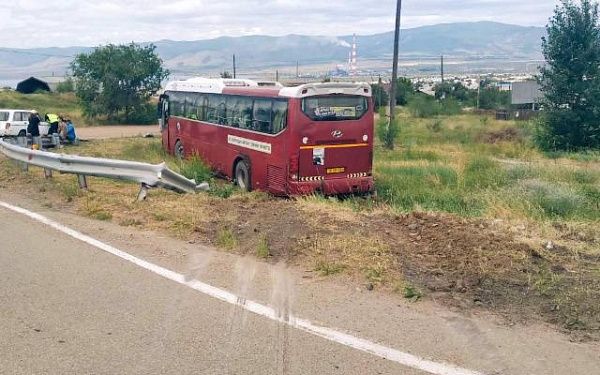 В Бурятии автобус совершил съезд с дороги