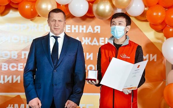 Юрий Трутнев наградил волонтеров Бурятии медалями Президента России