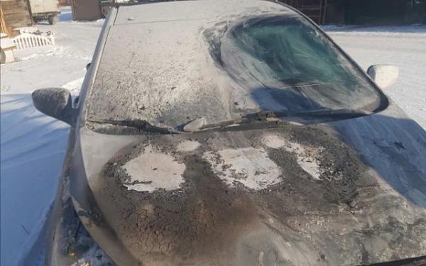 Полицейские потушили горящий автомобиль на дороге в Бурятии