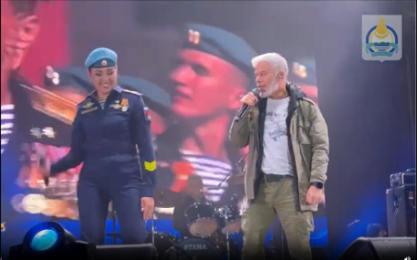 Песню о десантниках спела певица из Бурятии в дуэте с Олегом Газмановым