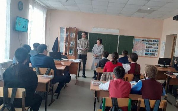 Студент Бурятского университета провел уроки в родной школе