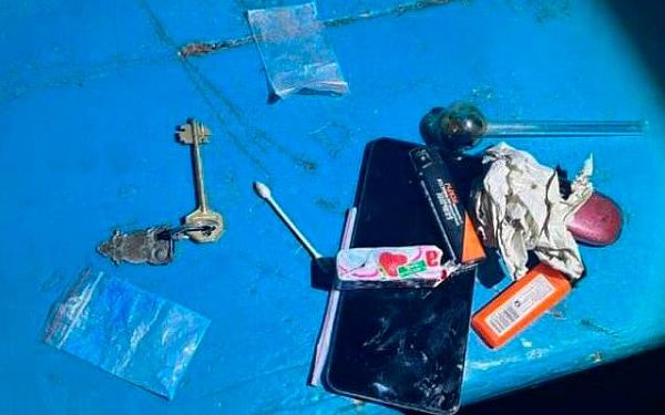 В Улан-Удэ задержали двух девушек с наркотиками в подъезде дома