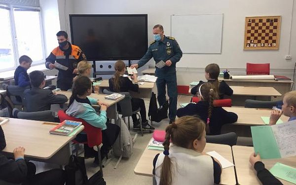 Инспекторы ГИМС МЧС России обучают школьников безопасному поведению на воде