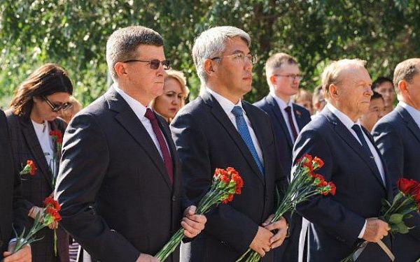 Глава Бурятии вместе с политиком из Беларуси возложили цветы к мемориалу Победы в Улан-Удэ