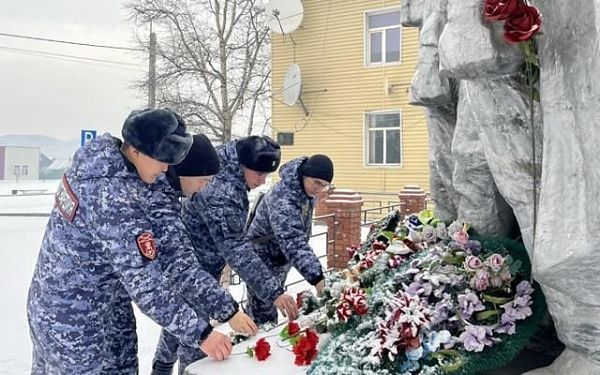 В Бурятии росгвардейцы возложили цветы к памятнику Неизвестного солдата 