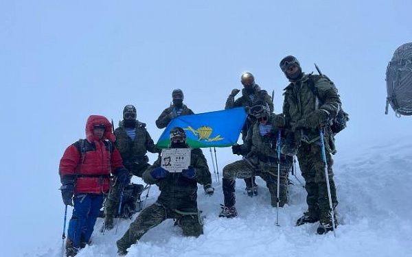 Рязанские десантники установили табличку памяти Героя России из Бурятии на Эльбрусе
