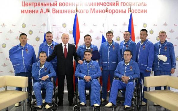 Путин лично вручил звезду Героя России офицеру из Бурятии 