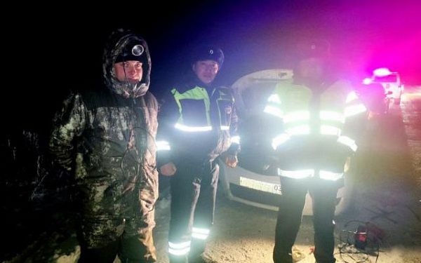 Автоинспекторы в Бурятии помогли замерзавшей на загородной автодороге семье