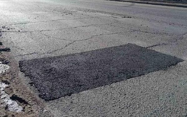 В Улан-Удэ начали "латать" ямы на дорогах холодным асфальтом