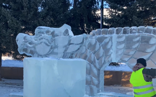 Дракона изо льда создают скульпторы на главной площади в Улан-Удэ 