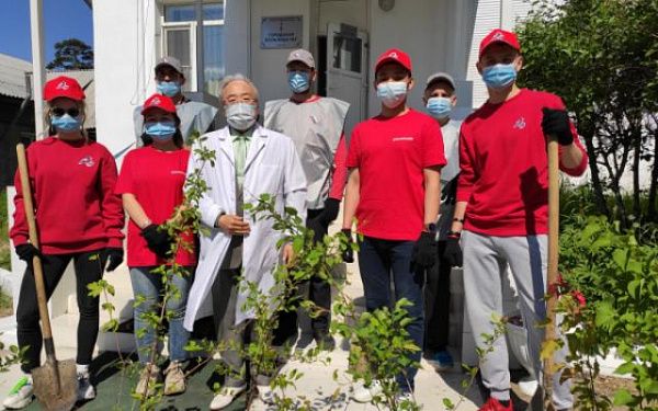 Активисты Народного фронта в Бурятии поблагодарили врачей посадкой деревьев на территории больницы № 2 в Улан-Удэ
