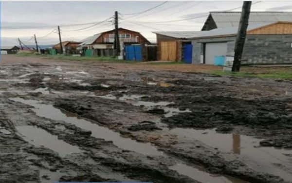 Дорогу с лужами отсыпали в пригороде Улан-Удэ за 1 млн. рублей