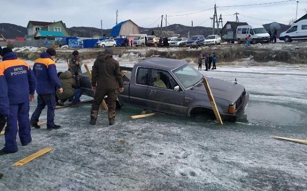 Три автомобиля провалились под лед в Баргузинском районе Бурятии