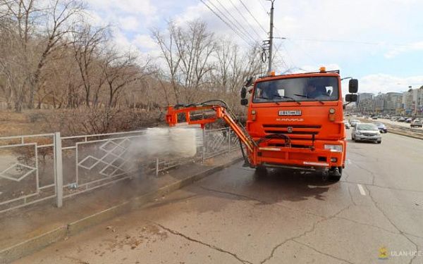 В Улан-Удэ моют 247 остановок и 53 км дорожного ограждения