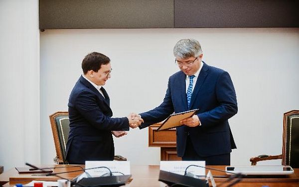 Глава Бурятии и председатель Всероссийского содружества выпускников детских домов подписали соглашение о сотрудничестве