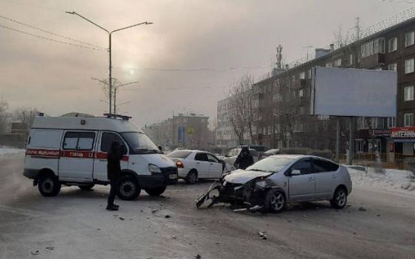 В центре  Улан-Удэ столкнулись две "Тойоты"