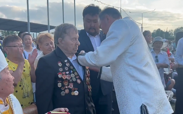 100-летнему жителю Бурятии вручили памятные медали