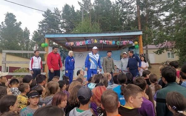 Дети из Украины получили заряд бодрости на "Зарядке со звездой" на Байкале