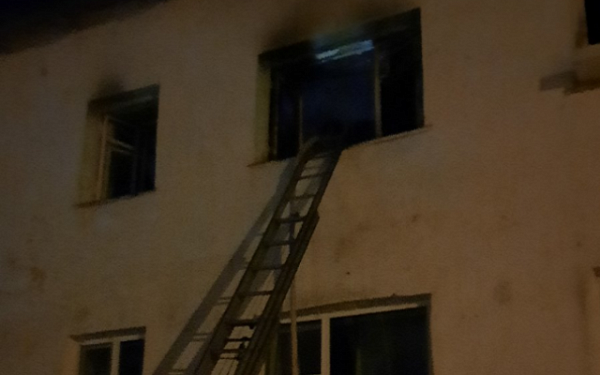 В горящей квартире обнаружено тело женщины
