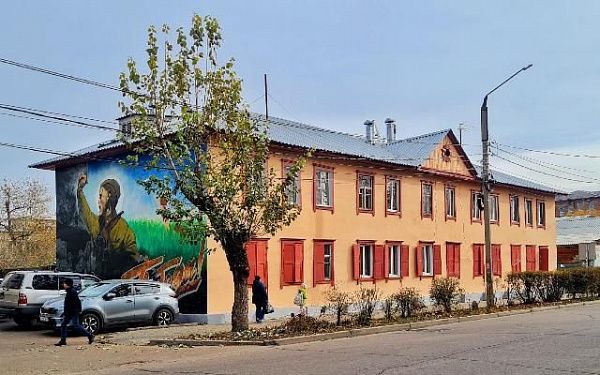 В Улан-Удэ ремонтируют фасад 90-летнего дома с патриотическим граффити