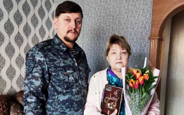 В Бурятии росгвардейцы вручили цветы матерям и супругам погибших коллег