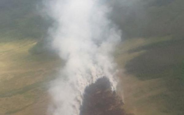 На севере Бурятии пожарные-десантники тушат лесной пожар