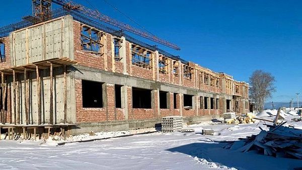 Школа в селе Оймур готова на 45%