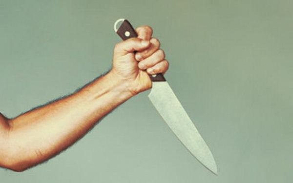 В Улан-Удэ ревнивец напал с ножом на приятеля
