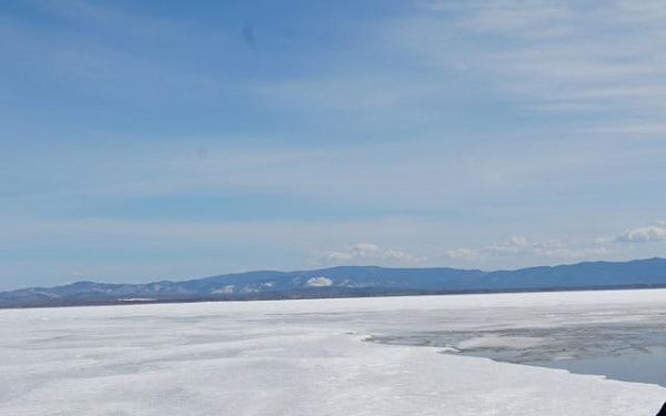В ледяных водах Байкала в Бурятии дрейфуют на льдинах уже 7 рыбаков