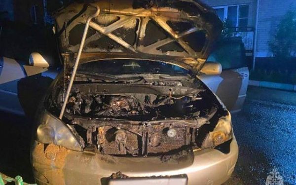 В Улан-Удэ огнеборцы оперативно потушили горящий автомобиль