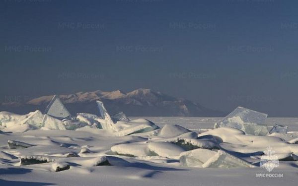 Инспекторы ГИМС предупреждают: выезд на лёд Байкала опасен!
