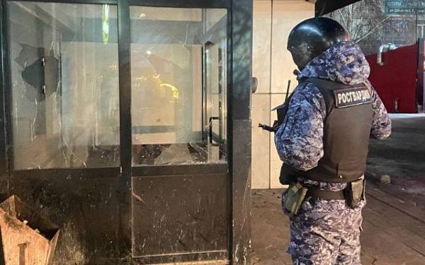 Дебоширы разнесли вход в бар в Октябрьском районе Улан-Удэ