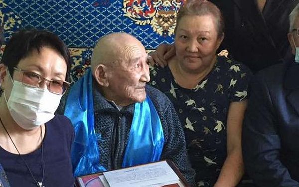 Жителя Бурятии поздравили с 95-летием  