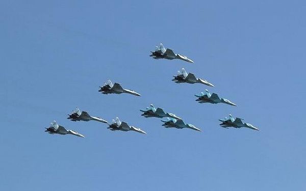 В День Победы над площадью Советов пролетят военные самолеты и вертолеты