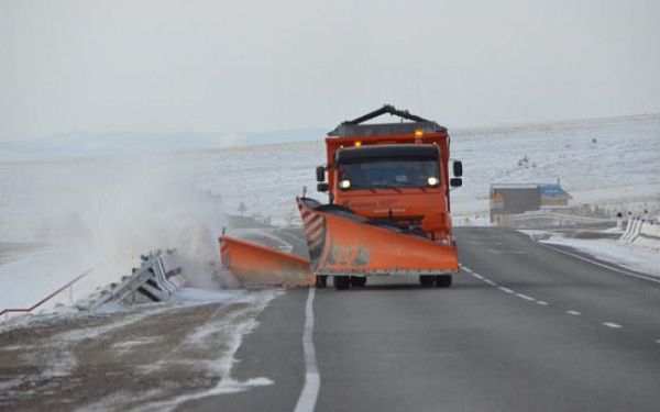 В Бурятии федеральные дорожники круглосуточно устраняют последствия снегопада 