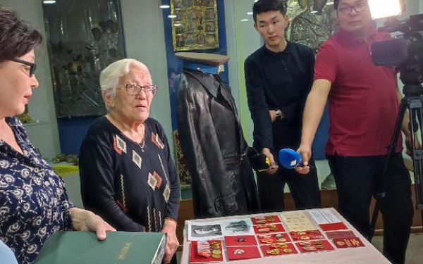 Улан-удэнцы передали в дар музею редкие экспонаты