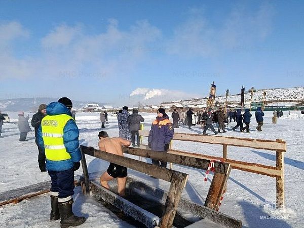 В Бурятии около 5 тысяч желающих приняли участие в Крещенских купаниях