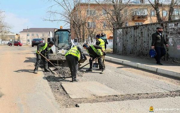 Мэр Улан-Удэ поручил усилить контроль за ямочным ремонтом дорог