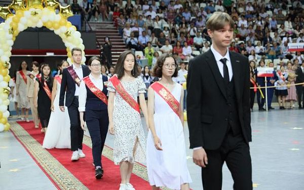 Первой госнаграды удостоены улан-удэнские выпускники школ