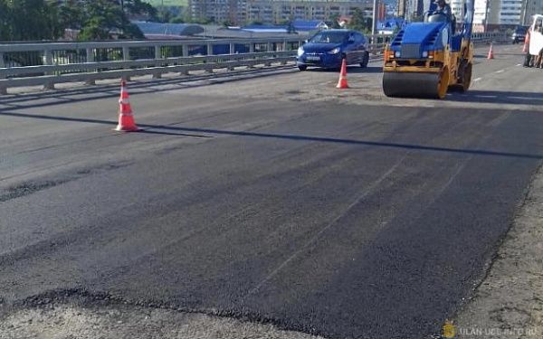 В Улан-Удэ ямочный ремонт дорог ведется в круглосуточном режиме