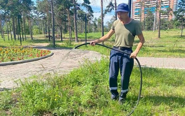Юные горожане помогают поливать цветы и деревья в парках