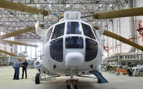 Вертолеты России передали два вертолета Ми-8АМТ "Русским вертолетным системам"