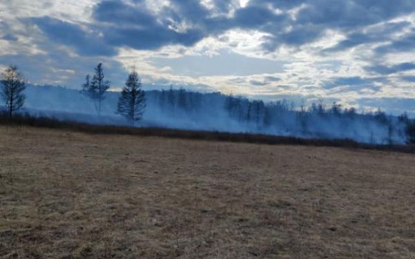В Бурятии продолжается тушение двух лесных пожаров