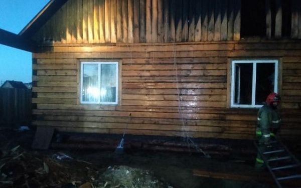 Минувшей ночью в Бурятии из горящего дома спаслась семья с детьми
