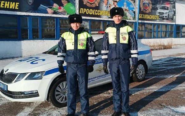 В Улан-Удэ сотрудники ДПС спасли семью из пожара 