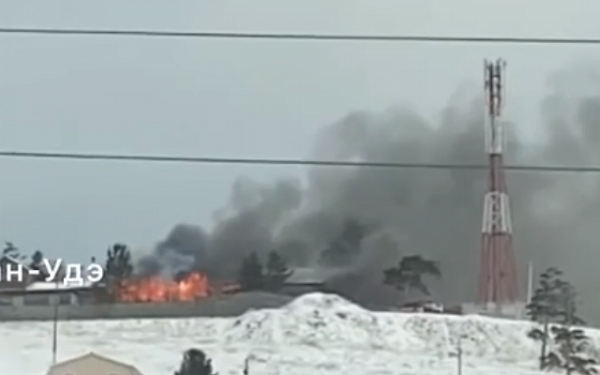 27 огнеборцев МЧС ликвидируют пожар в здании лыжной базы в Улан-Удэ