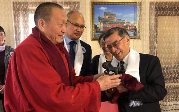 Глава буддистов России подарил послу Непала "маленькую Будду" 