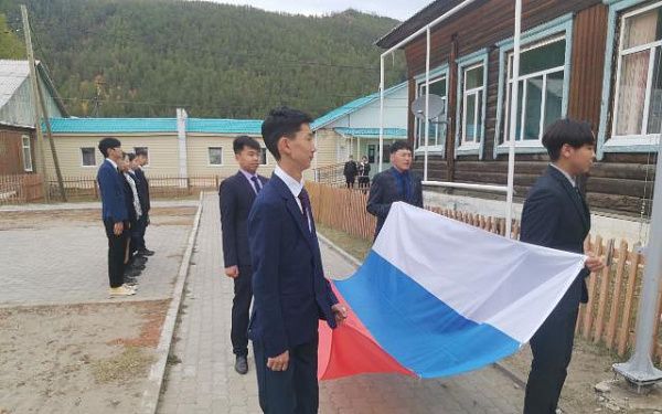 В Бурятии лучшим ученикам предоставляют право поднимать российский флаг
