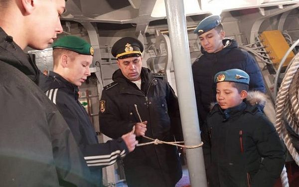 Школьники из Бурятии побывали на борту корвета ТОФ «Герой Российской Федерации Алдар Цыденжапов»