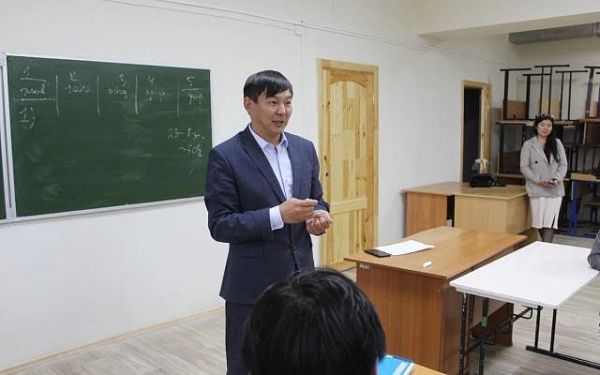 Замглавы района Бурятии провел лекцию по профориентации для школьников